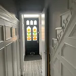 Bumble Bee Lodge